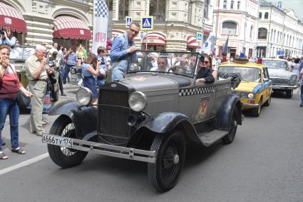 Москва. Участники   ГУМ-авторалли Gorkyclassic-2017 перед стартом гонки.