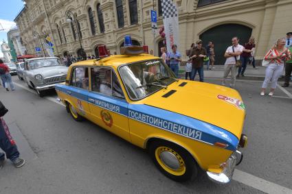 Москва. Участники   ГУМ-авторалли Gorkyclassic-2017 перед стартом гонки.