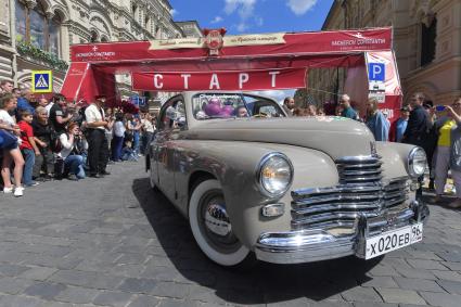 Москва. Старт экипажей ГУМ-авторалли Gorkyclassic-2017   возле ГУМа.