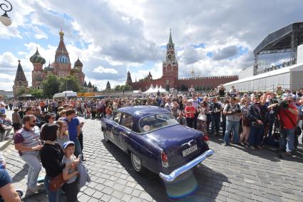 Москва. Старт экипажей ГУМ-авторалли Gorkyclassic-2017   на Красной площади.