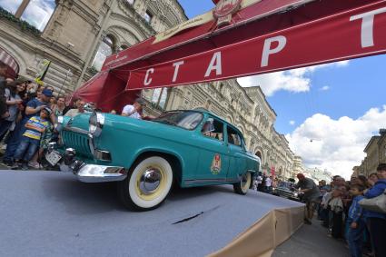 Москва. Старт экипажей ГУМ-авторалли Gorkyclassic-2017   возле ГУМа.