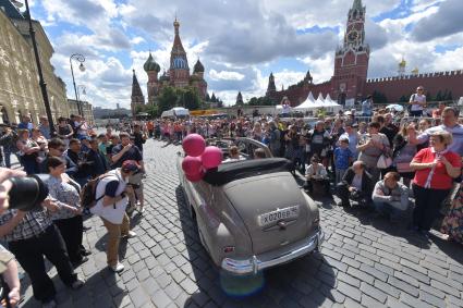 Москва. Старт экипажей ГУМ-авторалли Gorkyclassic-2017 на Красной площади.