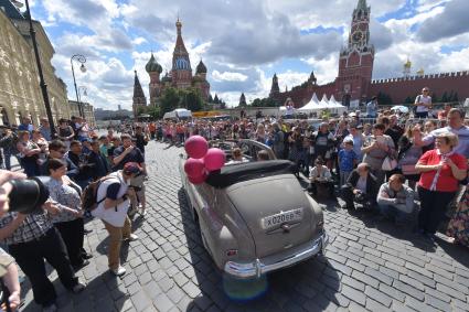 Москва. Старт экипажей ГУМ-авторалли Gorkyclassic-2017    на Красной площади.