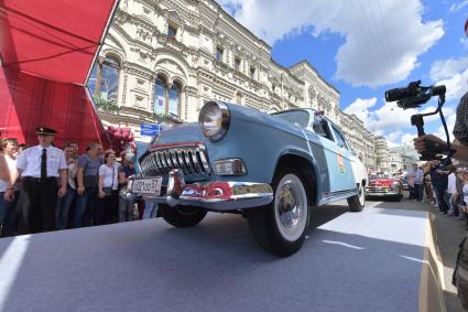 Москва. Старт экипажей ГУМ-авторалли Gorkyclassic-2017 возле ГУМа.