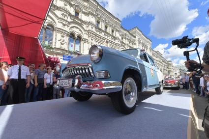 Москва. Старт экипажей ГУМ-авторалли Gorkyclassic-2017   возле ГУМа.