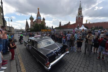 Москва. Автомобиль `Чайки`   в свадебном убранстве  перед стартом  ГУМ-авторалли Gorkyclassic-2017  на Красной площади.