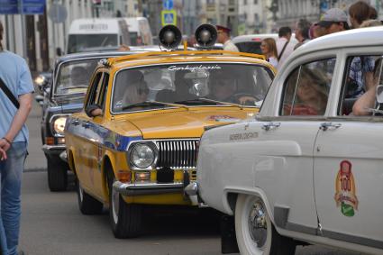 Москва. Участники   ГУМ-авторалли Gorkyclassic-2017 перед стартом гонки.