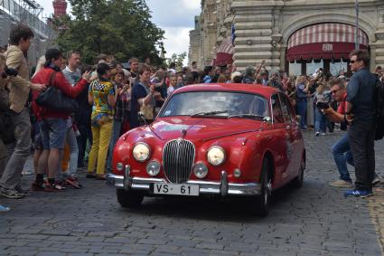 Москва. Старт экипажей ГУМ-авторалли Gorkyclassic-2017   возле ГУМа.