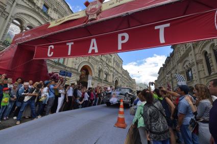 Москва. Автомобиль `Чайки`   в свадебном убранстве  перед стартом  ГУМ-авторалли Gorkyclassic-2017 возле ГУМа.