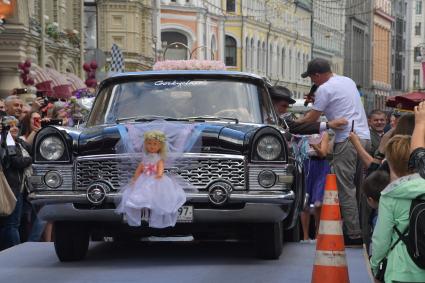 Москва. Автомобиль `Чайки`   в свадебном убранстве  перед стартом  ГУМ-авторалли Gorkyclassic-2017 возле ГУМа.