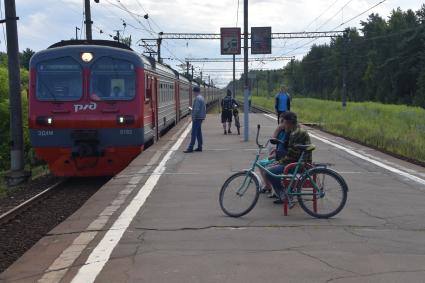 Москва.  Пассажиры на перроне .