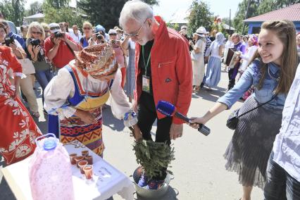 Алтайский край, с.Сростки.  Режиссер Виктор Мережко  в селе  Сростки , где проходил  фестиваль  `Шукшинские дни на Алтае `.