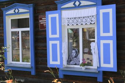 Алтайский край, с.Сростки. Портрет Василия Шукшина в окне библиотеки.