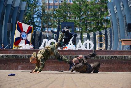 Екатеринбург. Показательное выступление побойцов во время встречи комплексного международного комбинированного пробега из Владивостока в Минск, посвященного 90-летию ДОСААФ России