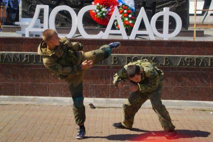 Екатеринбург. Показательное выступление побойцов во время встречи комплексного международного комбинированного пробега из Владивостока в Минск, посвященного 90-летию ДОСААФ России