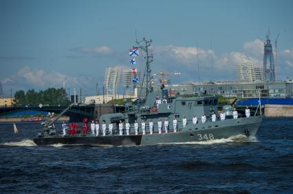 Санкт-Петербург. Военный корабль  во время репетиции  парада  посвященного Дню ВМФ в аквтории Невы.