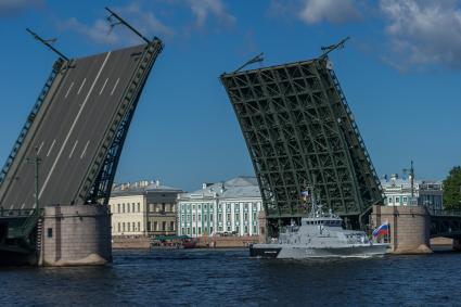 Санкт-Петербург. Разведеный мост во время репетиции парада  посвященного Дню ВМФ в аквтории Невы.