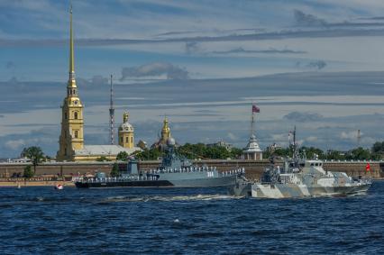 Санкт-Петербург. Противодиверсионный катер   во время репетиции  парада  посвященного Дню ВМФ в аквтории Невы.