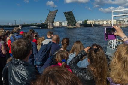 Санкт-Петербург. Зрители  во время репетиции  парада  посвященного Дню ВМФ в аквтории Невы.