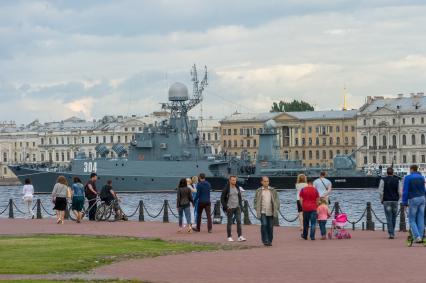 Санкт-Петербург. Противолодочный корабль `Уренгой` во время репетиции парада  посвященного Дню ВМФ в аквтории Невы.