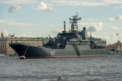 Санкт-Петербург. Десантный корабль корабль `Минск` во время репетиции парада посвященного Дню ВМФ в аквтории Невы.