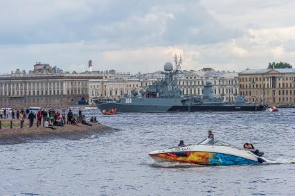 Санкт-Петербург. Репетиция парада  посвященного Дню ВМФ в аквтории Невы.