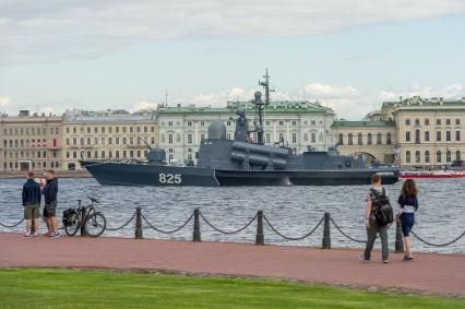 Санкт-Петербург. Большой ракетный катер `Дмитровград` во время репетиции парада  посвященного Дню ВМФ в аквтории Невы.