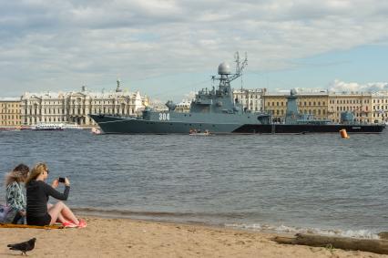 Санкт-Петербург. Противолодочный корабль `Уренгой` во время репетиции парада  посвященного Дню ВМФ в аквтории Невы.