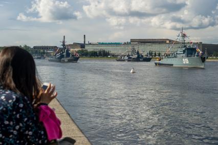 Санкт-Петербург. Во время репетиции парада  посвященного Дню ВМФ в аквтории Невы.