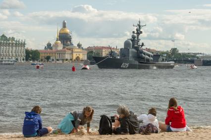 Санкт-Петербург. Большой ракетный катер `Дмитровград` во время репетиции парада посвященного Дню ВМФ в аквтории Невы.