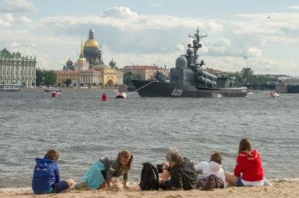 Санкт-Петербург. Большой ракетный катер `Дмитровград` во время репетиции парада  посвященного Дню ВМФ в аквтории Невы.