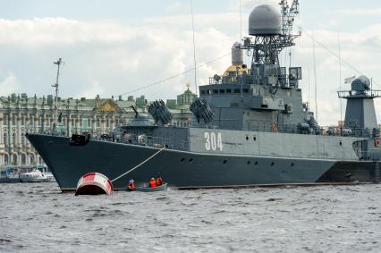 Санкт-Петербург. Противолодочный корабль `Уренгой` во время репетиции парада  посвященного Дню ВМФ в аквтории Невы.