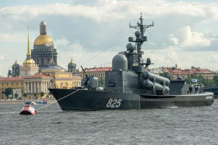 Санкт-Петербург. Большой ракетный катер `Дмитровград` во время репетиции парада  посвященного Дню ВМФ в аквтории Невы.