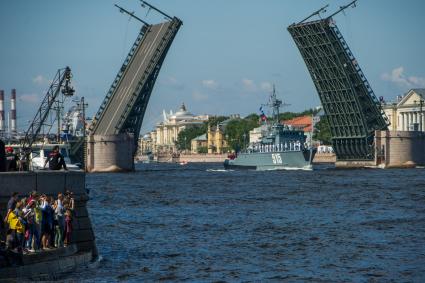 Санкт-Петербург. Разведеный мост во время репетиции парада посвященного Дню ВМФ в аквтории Невы.
