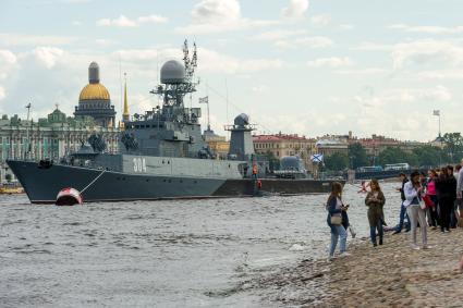 Санкт-Петербург. Туристы фотографируют военные корабли  во время репетиции парада  посвященного Дню ВМФ.