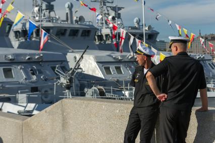 Санкт-Петербург. Во время репетиции парада  посвященного Дню ВМФ в аквтории Невы.