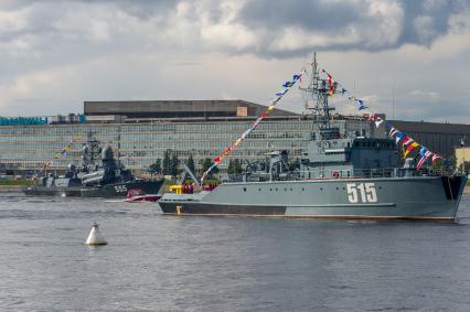 Санкт-Петербург. Во время репетиции парада  посвященного Дню ВМФ в аквтории Невы.