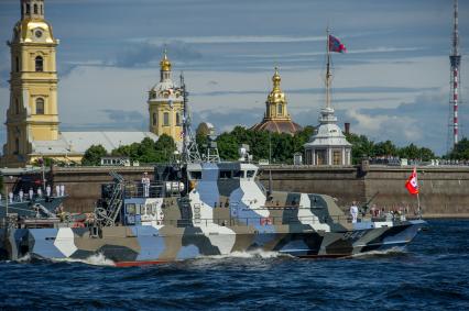 Санкт-Петербург. Противодиверсионный катер   во время репетиции  парада  посвященного Дню ВМФ в аквтории Невы.