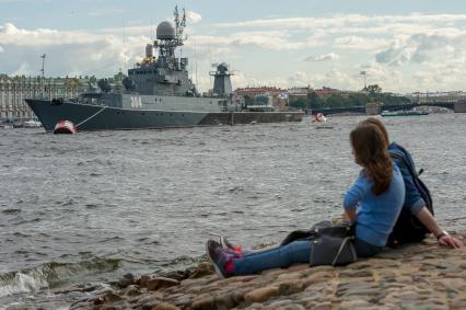 Санкт-Петербург. Противолодочный корабль `Уренгой` во время репетиции парада  посвященного Дню ВМФ в аквтории Невы.