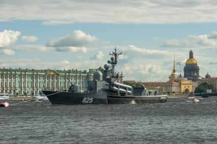 Санкт-Петербург. Большой ракетный катер `Дмитровград` во время репетиции парада  посвященного Дню ВМФ в аквтории Невы.