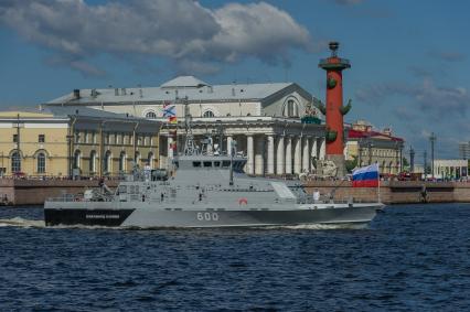 Санкт-Петербург.Военный корабль ` Юнармеец Каспия ` во время репетиции парада  посвященного Дню ВМФ в аквтории Невы.