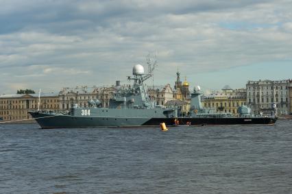 Санкт-Петербург. Противолодочный корабль `Уренгой` во время репетиции парада  посвященного Дню ВМФ в аквтории Невы.