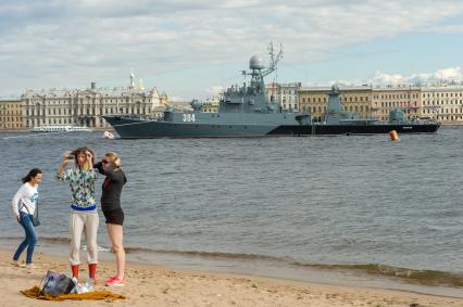 Санкт-Петербург. Противолодочный корабль `Уренгой` во время репетиции парада  посвященного Дню ВМФ в аквтории Невы.