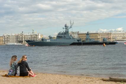 Санкт-Петербург. Противолодочный корабль `Уренгой` во время репетиции парада  посвященного Дню ВМФ в аквтории Невы.