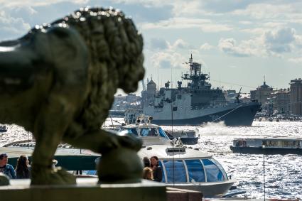 Санкт-Петербург. Крейсер `Адмирал Макаров` во время репетиции парада посвященного Дню ВМФ в аквтории Невы.