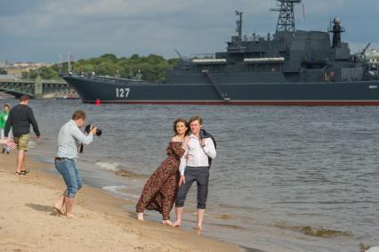 Санкт-Петербург. Десантный корабль корабль `Минск` во время репетиции парада  посвященного Дню ВМФ в аквтории Невы.