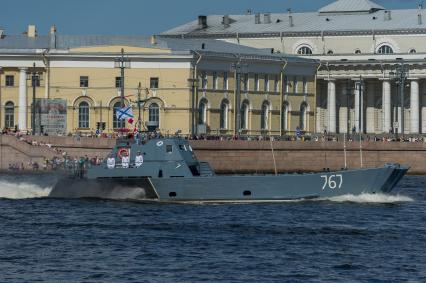 Санкт-Петербург. Репетиция  парада  посвященного Дню ВМФ в аквтории Невы.