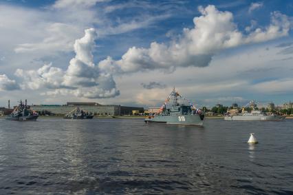 Санкт-Петербург. Во время репетиции парада  посвященного Дню ВМФ в аквтории Невы.