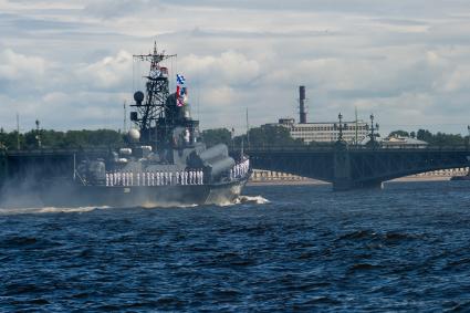 Санкт-Петербург. Репетиция  парада  посвященного Дню ВМФ в аквтории Невы.