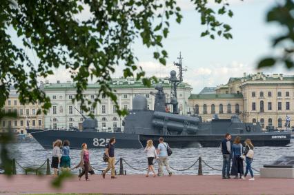 Санкт-Петербург. Большой ракетный катер `Дмитровград` во время репетиции парада  посвященного Дню ВМФ в аквтории Невы.